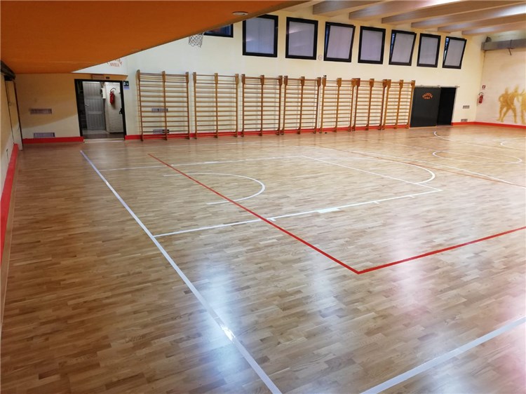 山東省菏澤市東明縣合力籃球俱樂部籃球木地板鋪裝完成